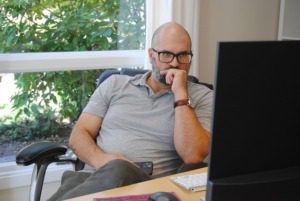 Man deciding on hosting by computer